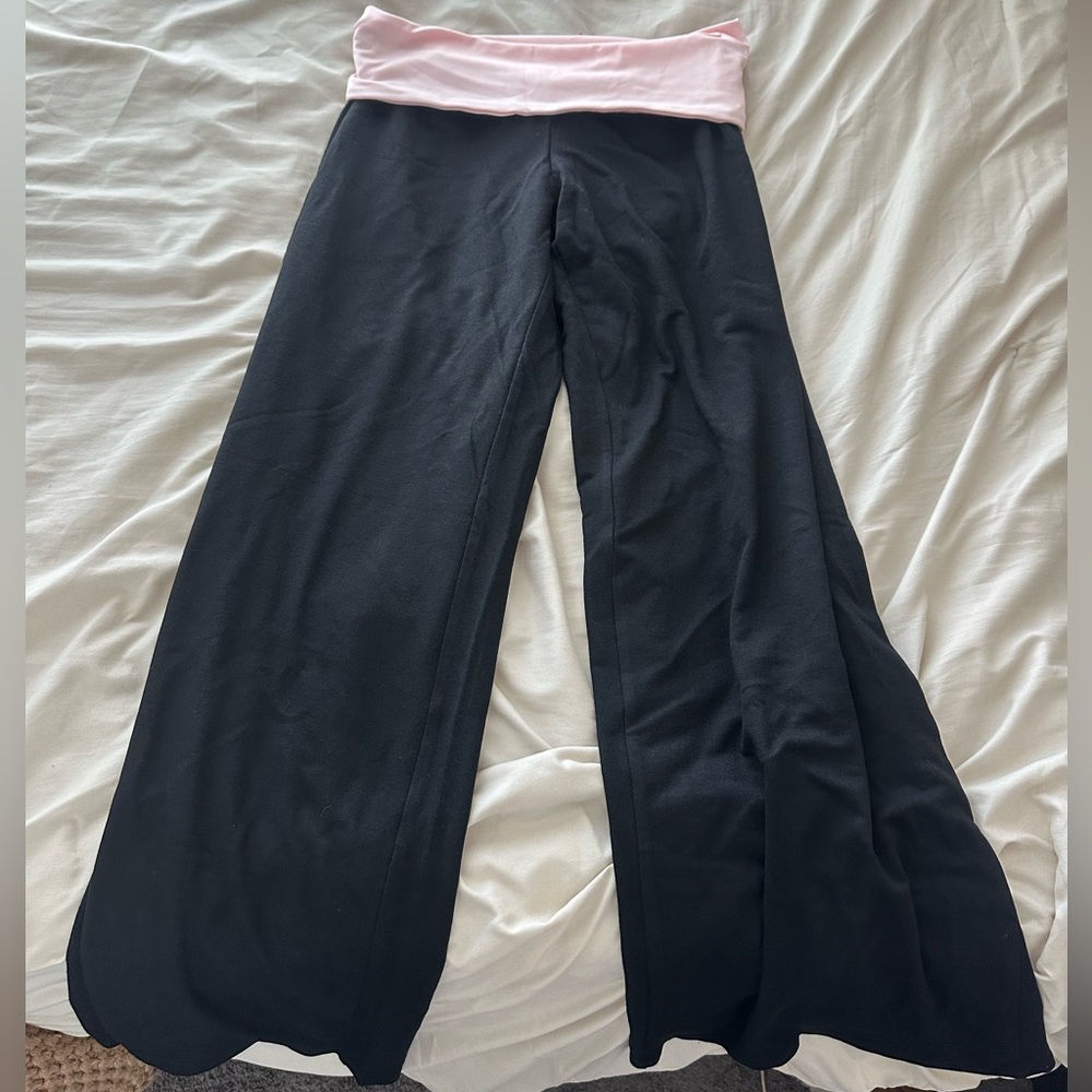 SHEIN Black and Pink Leggings with Relaxed Fit